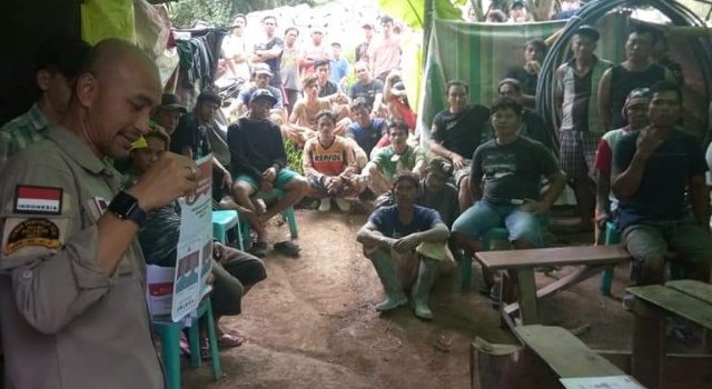 Komisioner KPU Ini Lintasi Bukit dan Lautan, Mengajak Warga Agar tak Golput