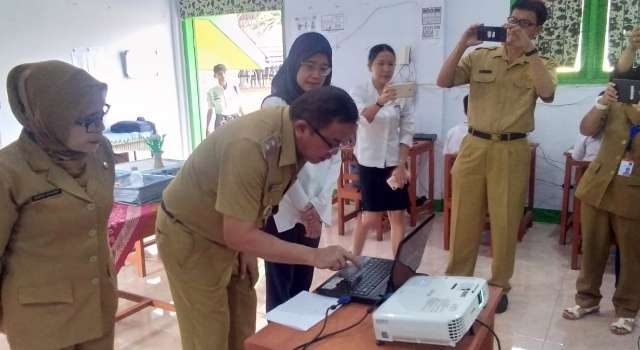 Wabup Joppi Lengkong Beri Dukungan Moril ke Peserta UNBK 9 Wabup Joppi Lengkong Beri Dukungan Moril ke Peserta UNBK