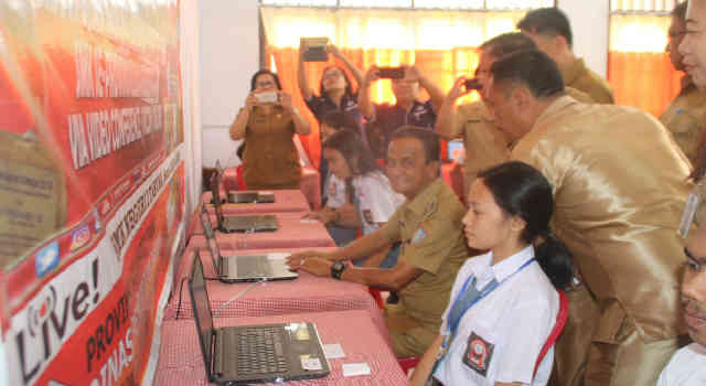 Helmud Hontong Buka Pelaksanaan UNBK di SMK 1 Tahuna Lakukan Teleconference Dengan Wagub Steven Kandow
