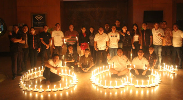 Dipenuhi Lilin, Hotel Aston Manado Rayakan Earth Hour 2019