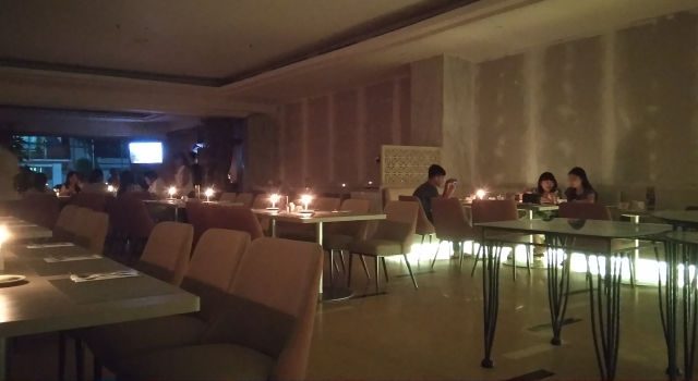 Dipenuhi Lilin, Hotel Aston Manado Rayakan Earth Hour 2019