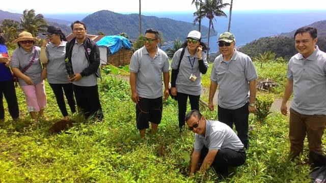 Ketua Komisi Remaja SAG Sulutteng Pnt Tenni GM Assa mengawali penanaman bibit pohon di Kawasan Wisata Lose