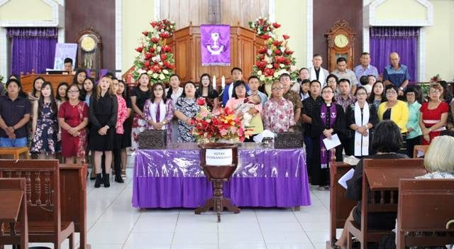 Puji-pujian di GMIM Eben Haezar Talikuran Kawangkoan
