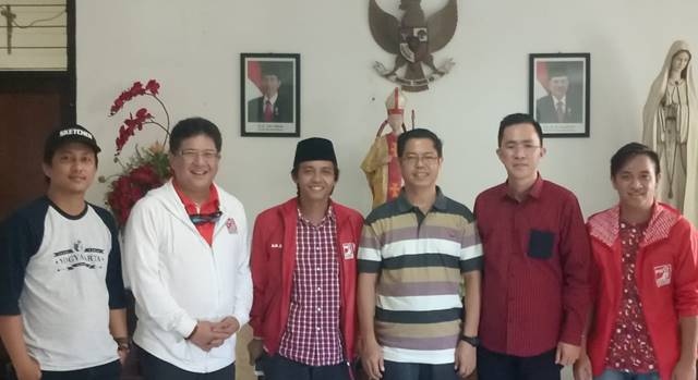 Raja Juli Antoni ketiga dari kiri
