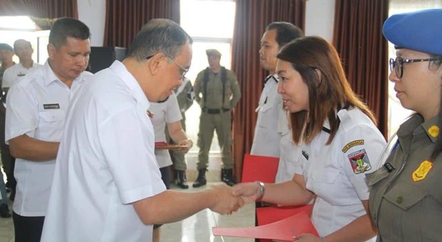 Royke Roring Serahkan SK Pengangkatan THL Pemkab Minahasa