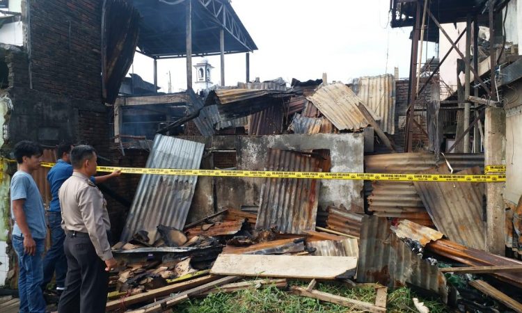 10 Rumah Yang Hangus Terbakar Di Komo Luar Diduga Karena Obat Nyamuk Bakar