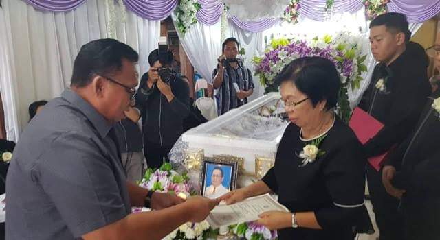 Robby Dondokambey Hadiri Ibadah Pemakaman Mantan Hukum Tua Lemoh Raya