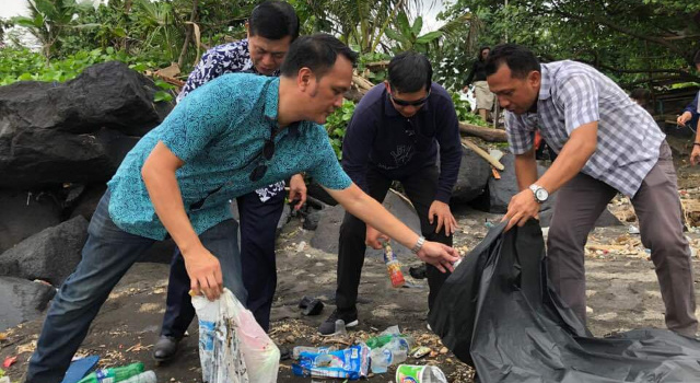 Vicky Lumentut Turun Langsung Bersihkan Pantai Demi Wariskan Laut Bagi Anak Cucu