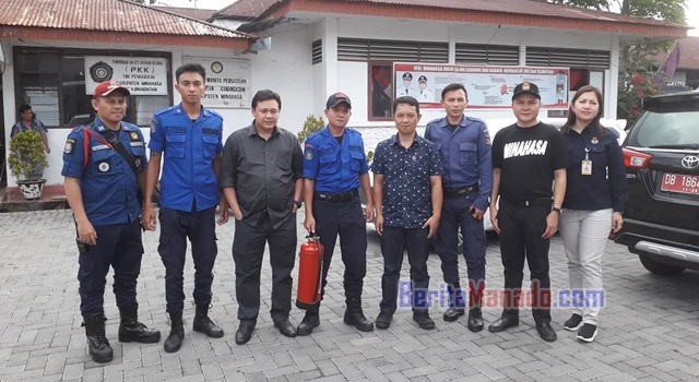 Anggota Pemadam Kebakaran Datangi Kantor Camat Kawangkoan
