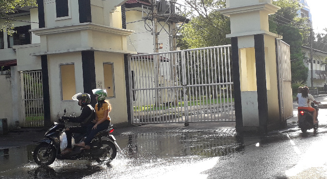 Warga Keluhkan Air Meluber Akibat Drainase Tersumbat Depan Gerbang Unsrat