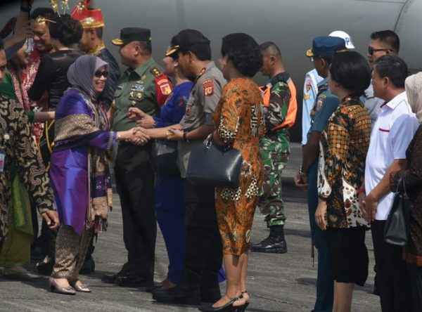 Ibu Wakil Presiden RI Tiba di Manado Lakukan Kunjungan Kerja