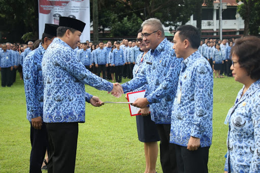 Di Peringatan Hari Otda, Steven Kandouw Serahkan SK Kenaikan Pangkat 9 ASN