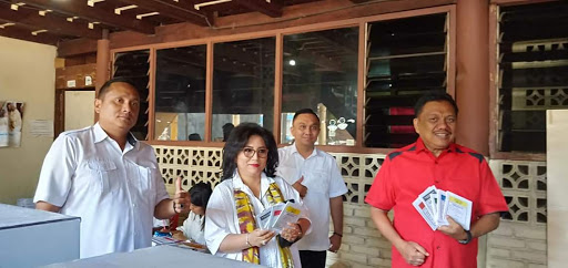 Gunakan 'Merah Putih', Gubernur Olly Dondokambey dan Istri Nyoblos di TPS 01 Malalayang Dua