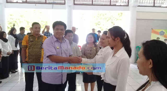 Bupati Jabes Gaghana Serahkan SK Pengangkatan Bagi 230 CPNS Formasi tahun 2018