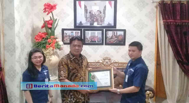 Bupati Jabes Gaghana Terima Piagam Penghargaan BPJS Kesehatan