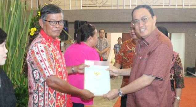 Royke Roring Serahkan Sertifikat PTSL