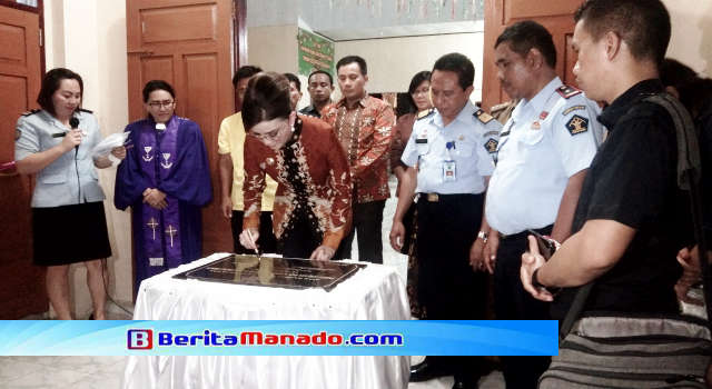 Bupati Tetty Paruntu Resmikan Konsistori dan Perpustakaan Lapas Amurang