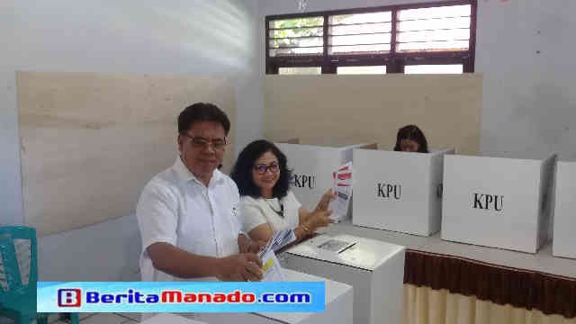 Bupati Jabes Gaghana Nyoblos di TPS 4 Kelurahan Tona II