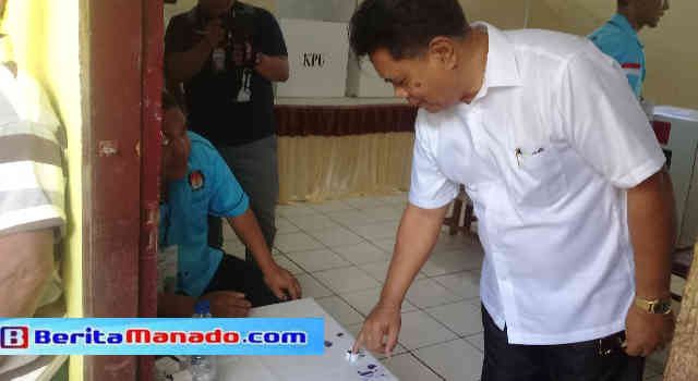 Bupati Jabes Gaghana Nyoblos di TPS 4 Kelurahan Tona II