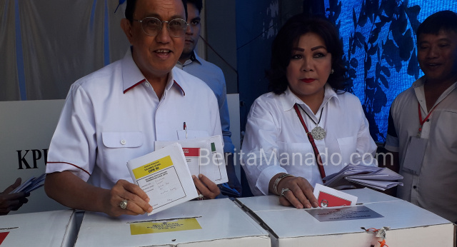 ADVETORIAL: Royke Roring, Robby Dondokambey, Jeffry Korengkeng Kompak Pakai Baju Putih ke TPS