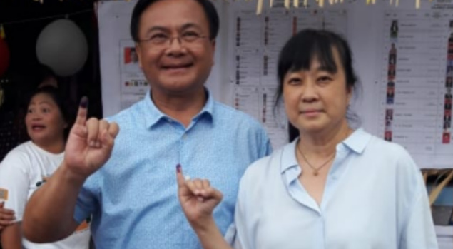 Benny Mamoto Salurkan Hak Pilih di TPS 4 Pinabetengan Utara