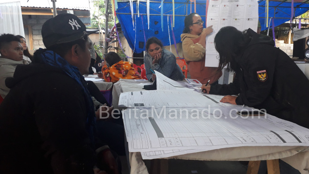 TPS 5 Desa Wolaang Lakukan Rekapitulasi Perhitungan Suara Hingga Pagi Hari 8 TPS 5 Desa Wolaang Lakukan Rekapitulasi Perhitungan Suara Hingga Pagi Hari