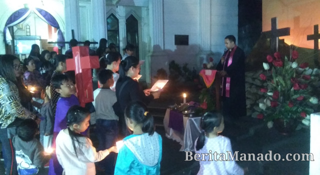 Maknai Jumat Agung, KGPM Sentrum Kawangkoan Adakan Prosesi Jalan Salib