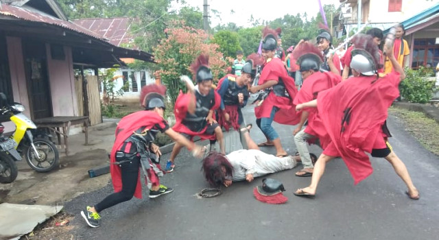 Karang Taruna Kecamatan Suluun Tareran Gelar Jalan Salib Dalam Rangka Paskah