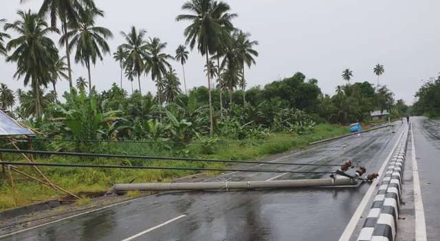 Waspadai Cuaca Buruk, Tiang Listrik di Wasian Tumbang