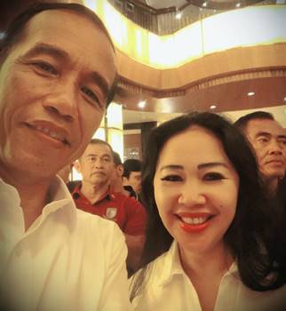 Jokowi dan Sandra Rondonuwu