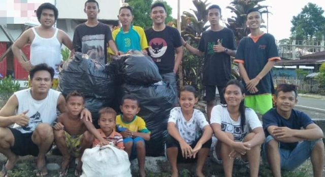 Ini yang Dilakukan Komunitas 100% Kampung Kilat Jaga Kebersihan Pantai Batuputih