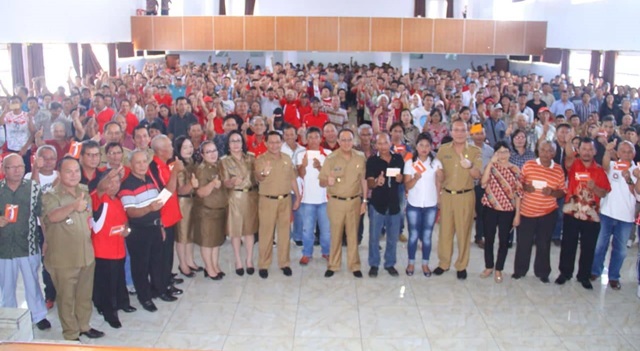 Royke Roring Salurkan Insentif Perangkat Kelurahan