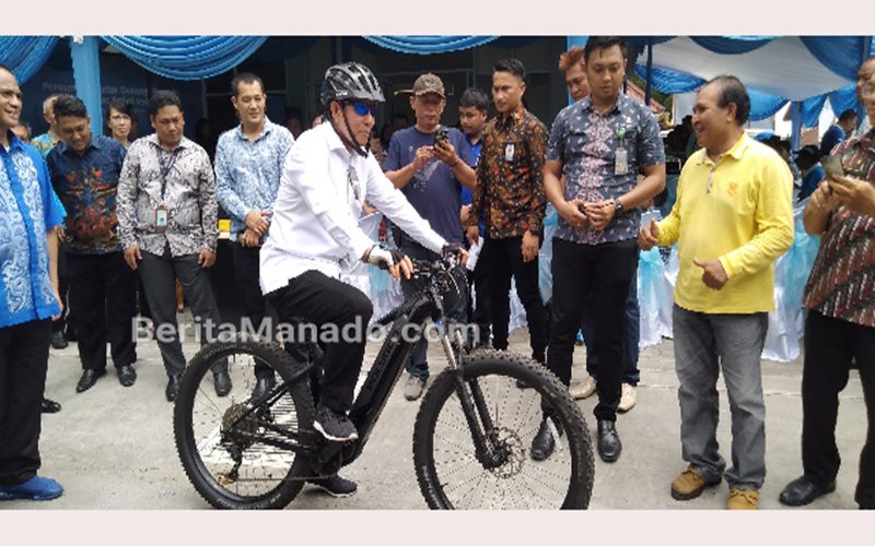 Vicky Lumentut bersepeda