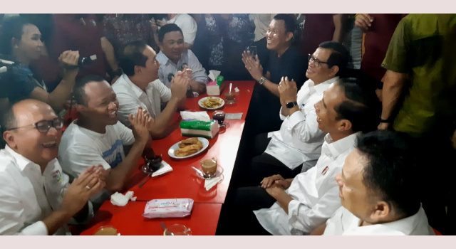 Joko Widodo Pilih Ngopi Bersama Wong Cilik di Jarod Manado 10 Joko Widodo Pilih Ngopi Bersama Wong Cilik di Jarod Manado