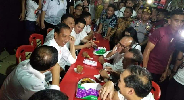 Joko Widodo Pilih Ngopi Bersama Wong Cilik di Jarod Manado