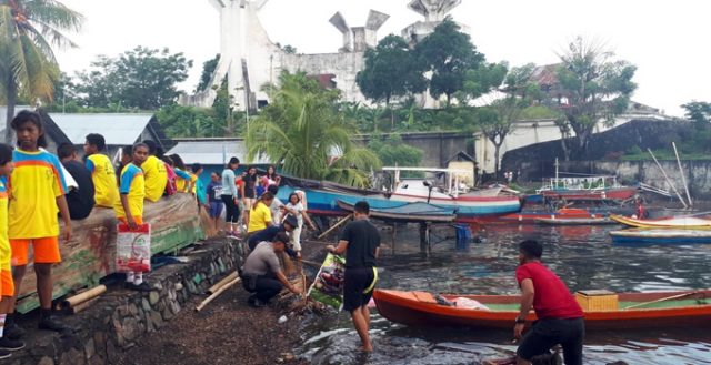 Iptu Rudolf J Lumandung Pimpin Aksi Bersih-bersih di Monumen Tri Kora