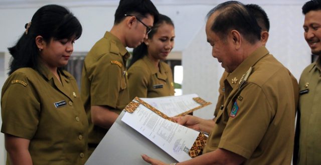 Serahkan Sk Cpns 2018 Wali Kota Bitung Ingatkan Pelayanan Masyarakat Yang Utama Beritamanado Com Berita Terkini Manado Sulawesi Utara