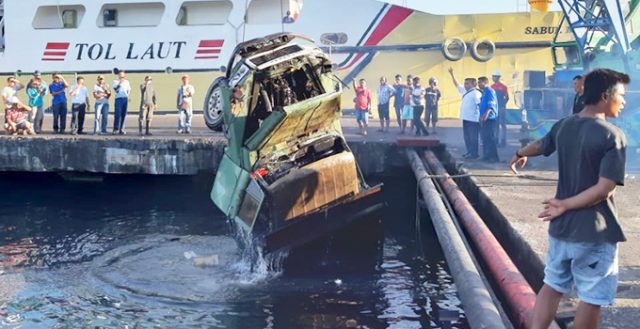 Truk Pengangkut Kopra “Menyelam” di Kolam Dermaga Pelabuhan Samudera 8 Truk Pengangkut Kopra “Menyelam” di Kolam Dermaga Pelabuhan Samudera