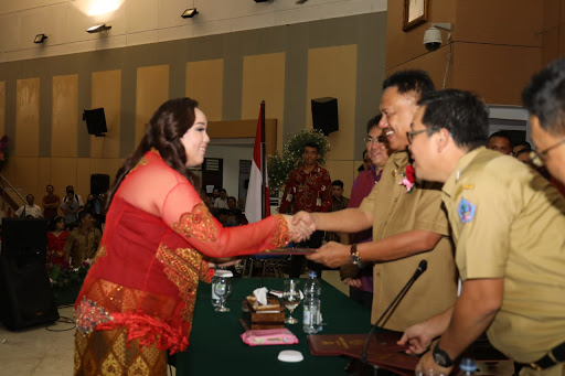 Olly Dondokambey Hadiri Penamatan Siswa-Siswi SMAN 1 Manado