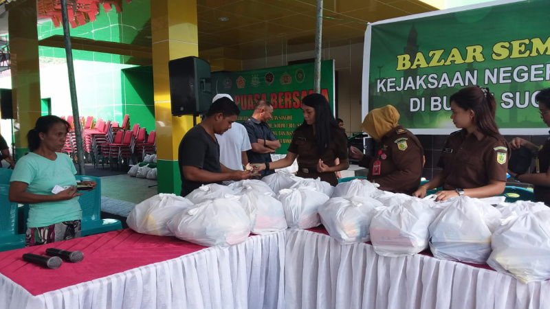 Kejari Sangihe Gelar Bazar Sembako Murah