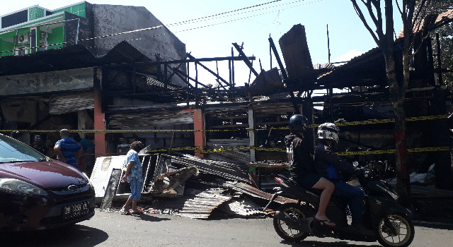 Kebakaran di Komo Dalam Dekat Masjid Raya