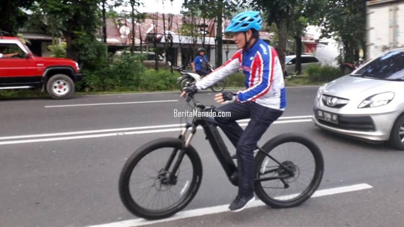 Vicky Lumentut Sering Keliling Manado Naik Sepeda