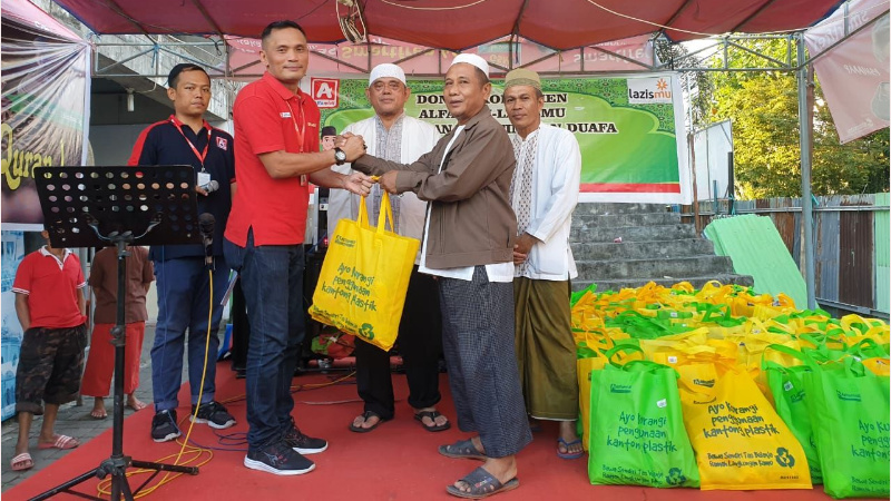 2.200 Paket Sembako dan Takjil Dibagikan Alfamidi Lewat Lasizmu