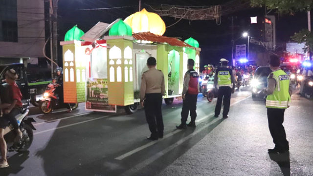 Polisi Kawal Pawai Malam Takbiran di Manado
