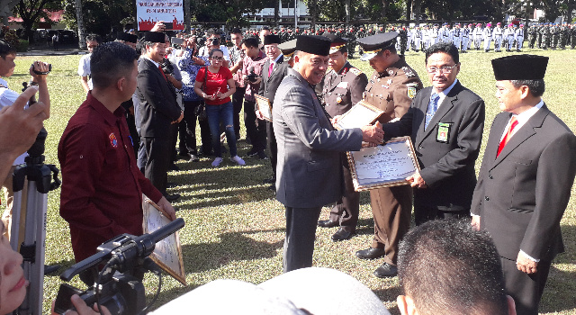 Pesan Olly Dondokambey di Upacara Bendera Peringatan Hari Lahir Pancasila 8 Pesan Olly Dondokambey di Upacara Bendera Peringatan Hari Lahir Pancasila