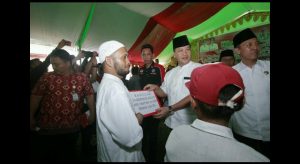 Lagi, Steven Kandouw Serahkan 920 Sertifikat Tanah Program Jokowi