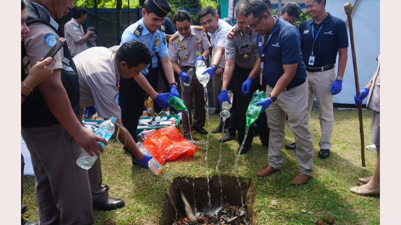 Bersama PT Angkasa Pura I, BKIPM Musnahkan Komoditi Perikanan Ilegal dan Prohibited Items