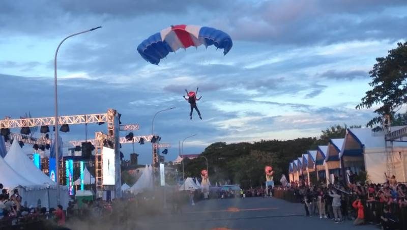 Atraksi Terjun Payung saat pembukaan Manado Fiesta 2019