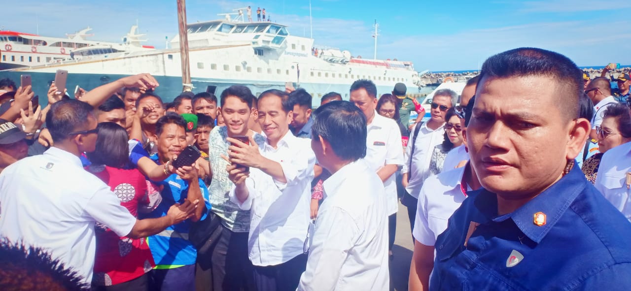 Menunggu Jokowi di Pelabuhan Manado, Entah Apa yang Diteriakkan Warga kepada Vicky Lumentut dan Andrei Angouw?