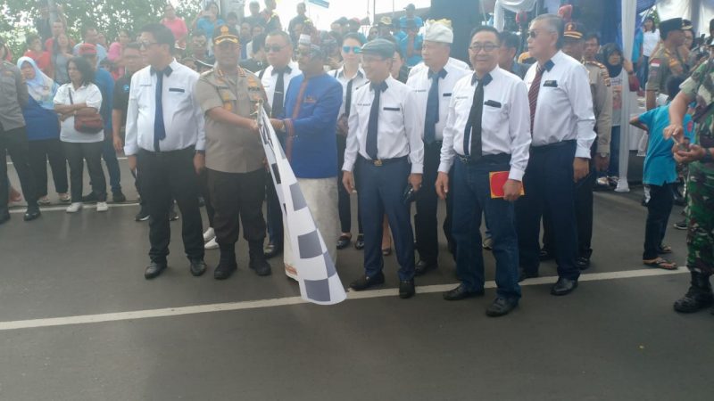Tak Hanya Kendaraan, Peserta Pawai Juga Kena Macet